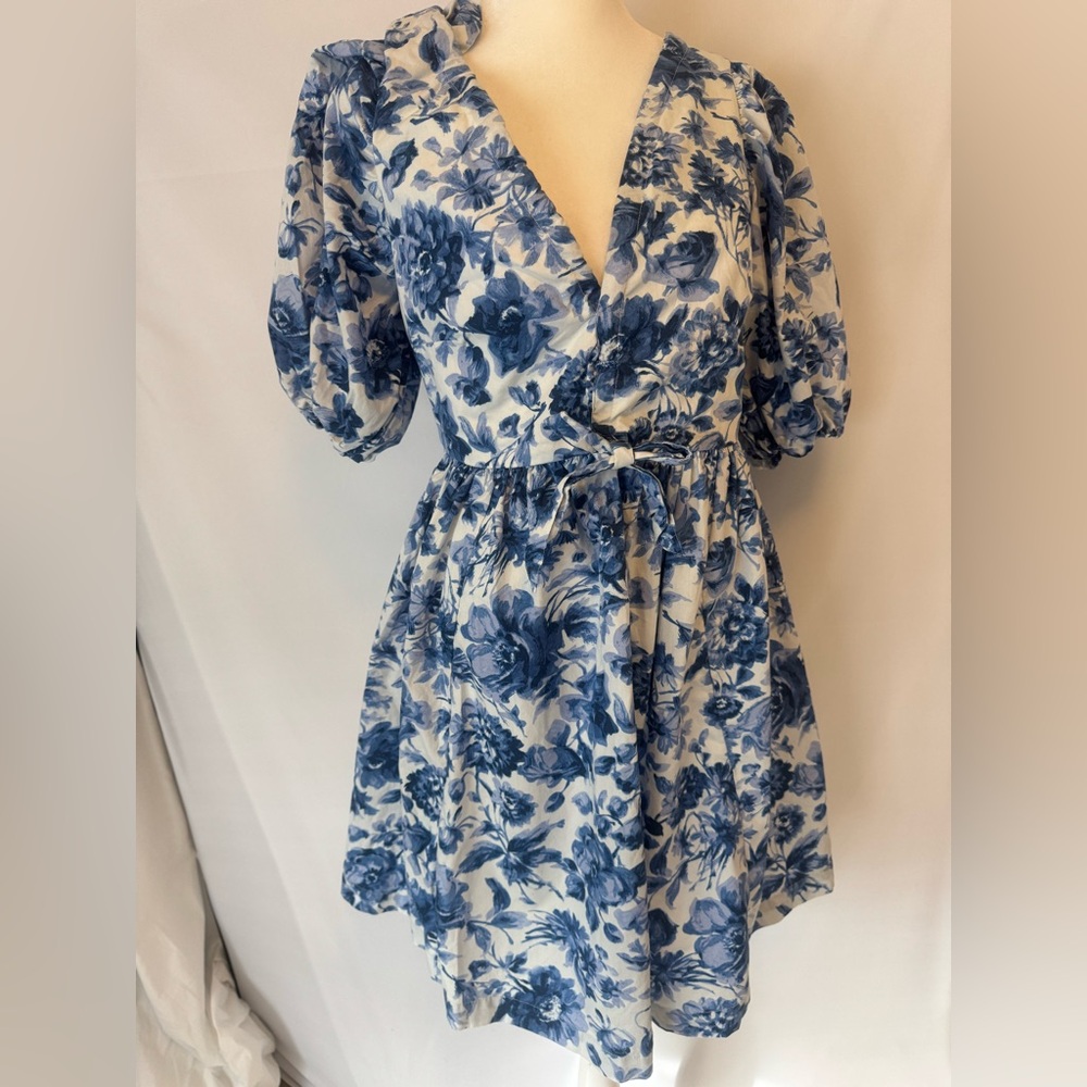 Abercrombie and Fitch white short sleeve dress blue floral glowy fabric V neck